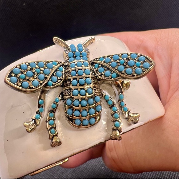 RARE VTG KENNETH JAY LANE WHITE ENAMEL HINGED BLUE TURQUOISE BEE CUFF BRACELET - Picture 2 of 7